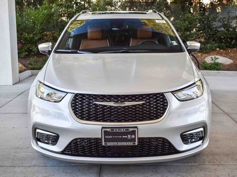 New 2026 Chrysler Pacifica Pinnacle w/ Trailer Tow Group AWD/4WD image 2