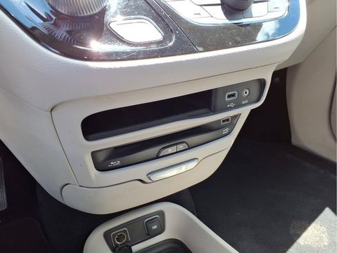 Used 2017 Chrysler Pacifica Touring-L Plus FWD image 5