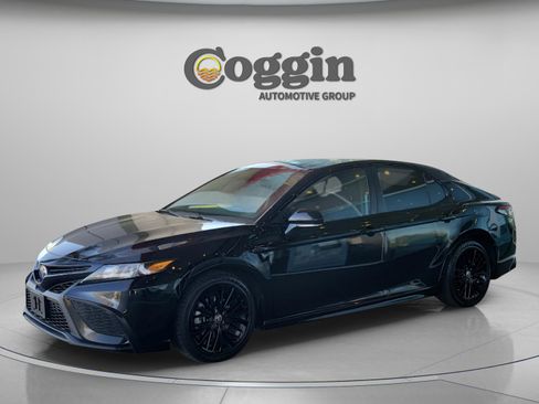 Used 2022 Toyota Camry SE image 1