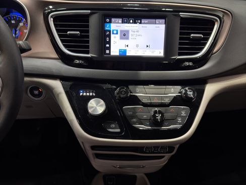 Used 2024 Chrysler Voyager LX image 28