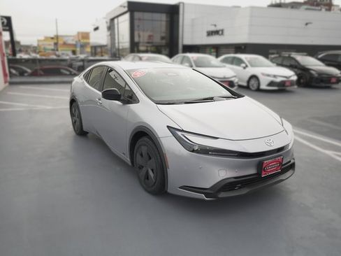 Certified 2025 Toyota Prius LE image 3