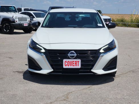 Used 2025 Nissan Altima 2.5 SV FWD image 2