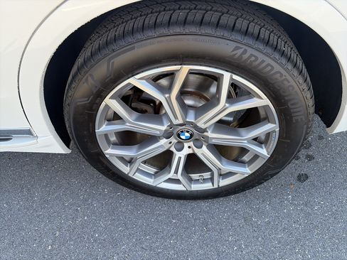 Used 2022 BMW X7 xDrive40i w/ Premium Package AWD/4WD image 11