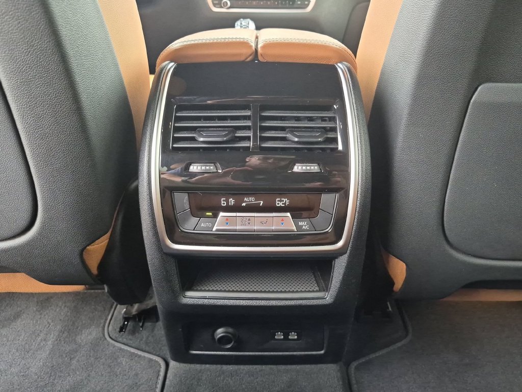 Used 2022 BMW X7 xDrive40i w/ M Sport Package AWD/4WD image 40
