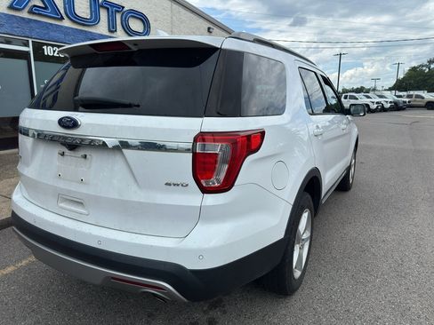 Used 2017 Ford Explorer XLT w/ Equipment Group 202A AWD/4WD image 4