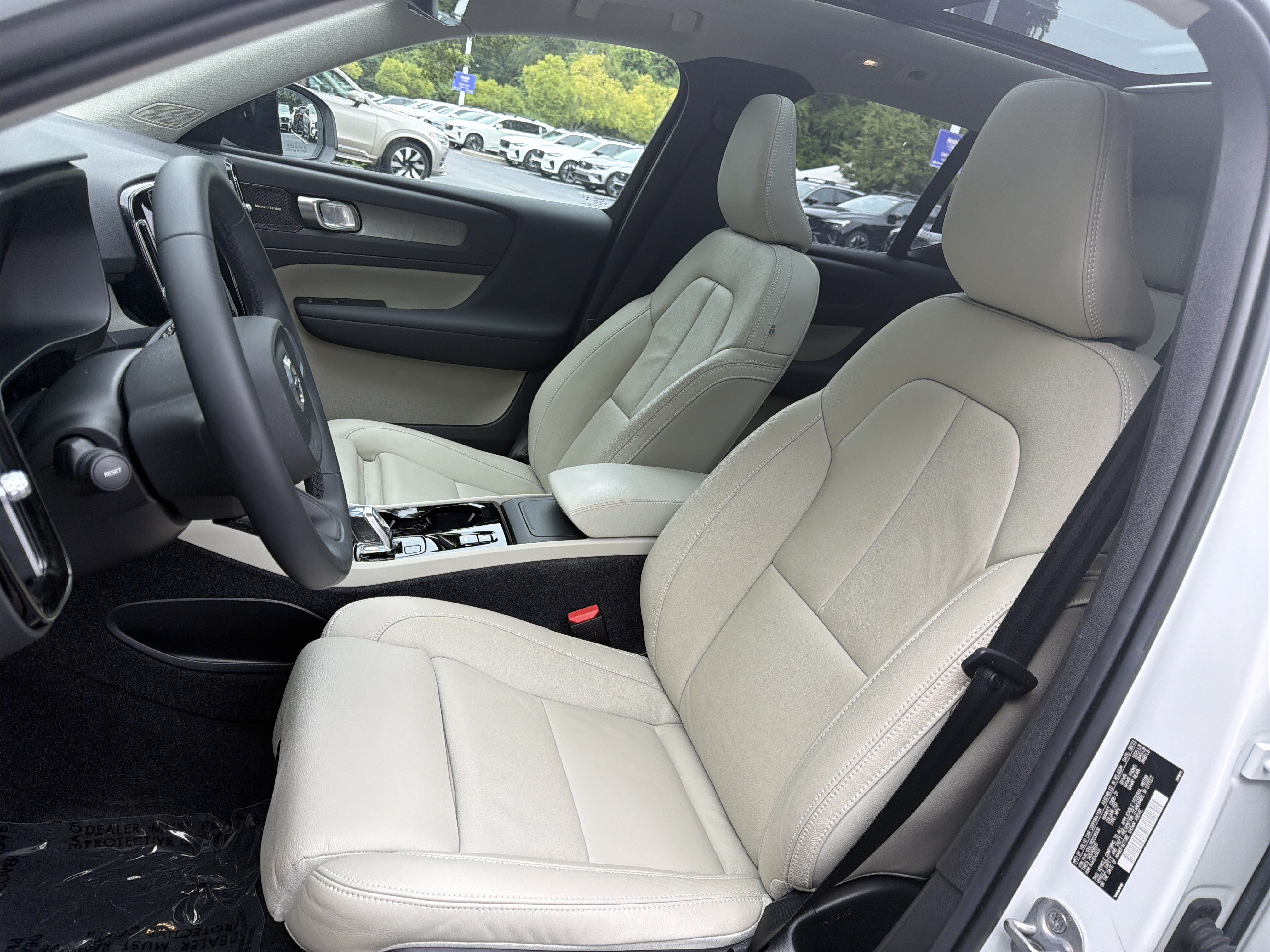 Certified 2024 Volvo XC40 B5 Plus AWD/4WD image 16