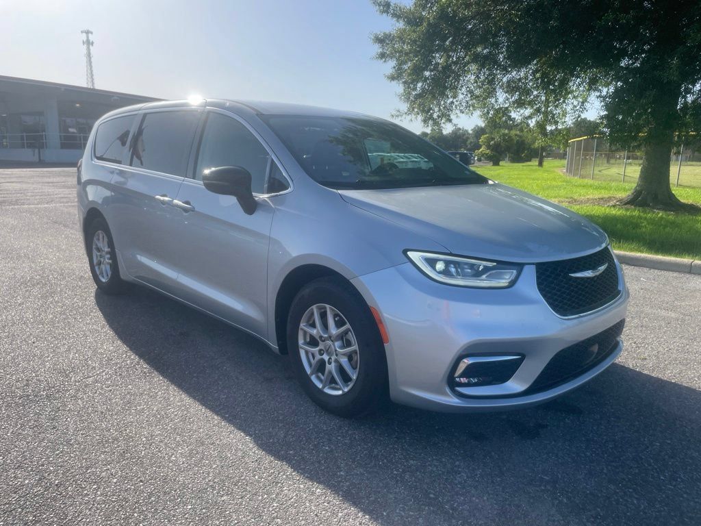 Used 2024 Chrysler Pacifica Touring-L FWD image 1