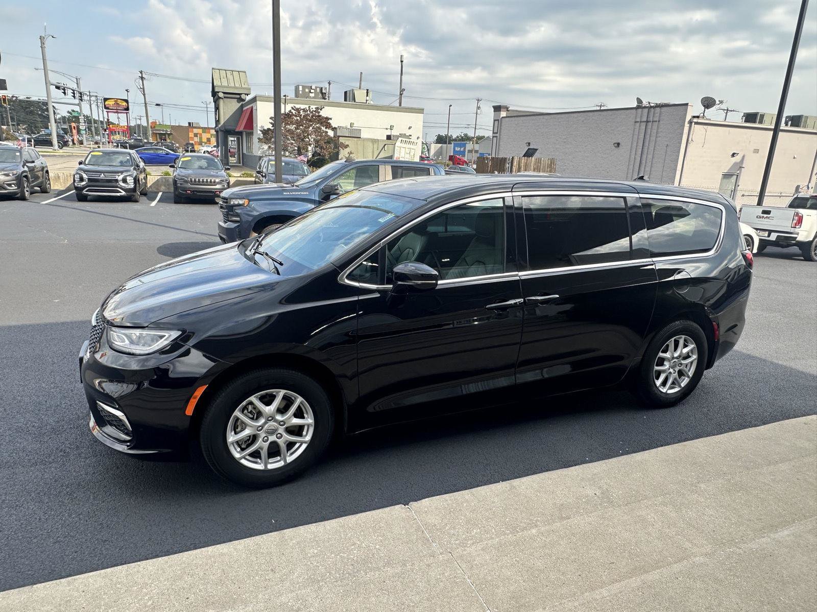 Used 2025 Chrysler Pacifica Select FWD image 8