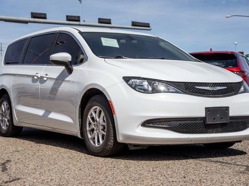 Used 2022 Chrysler Voyager LX image 3