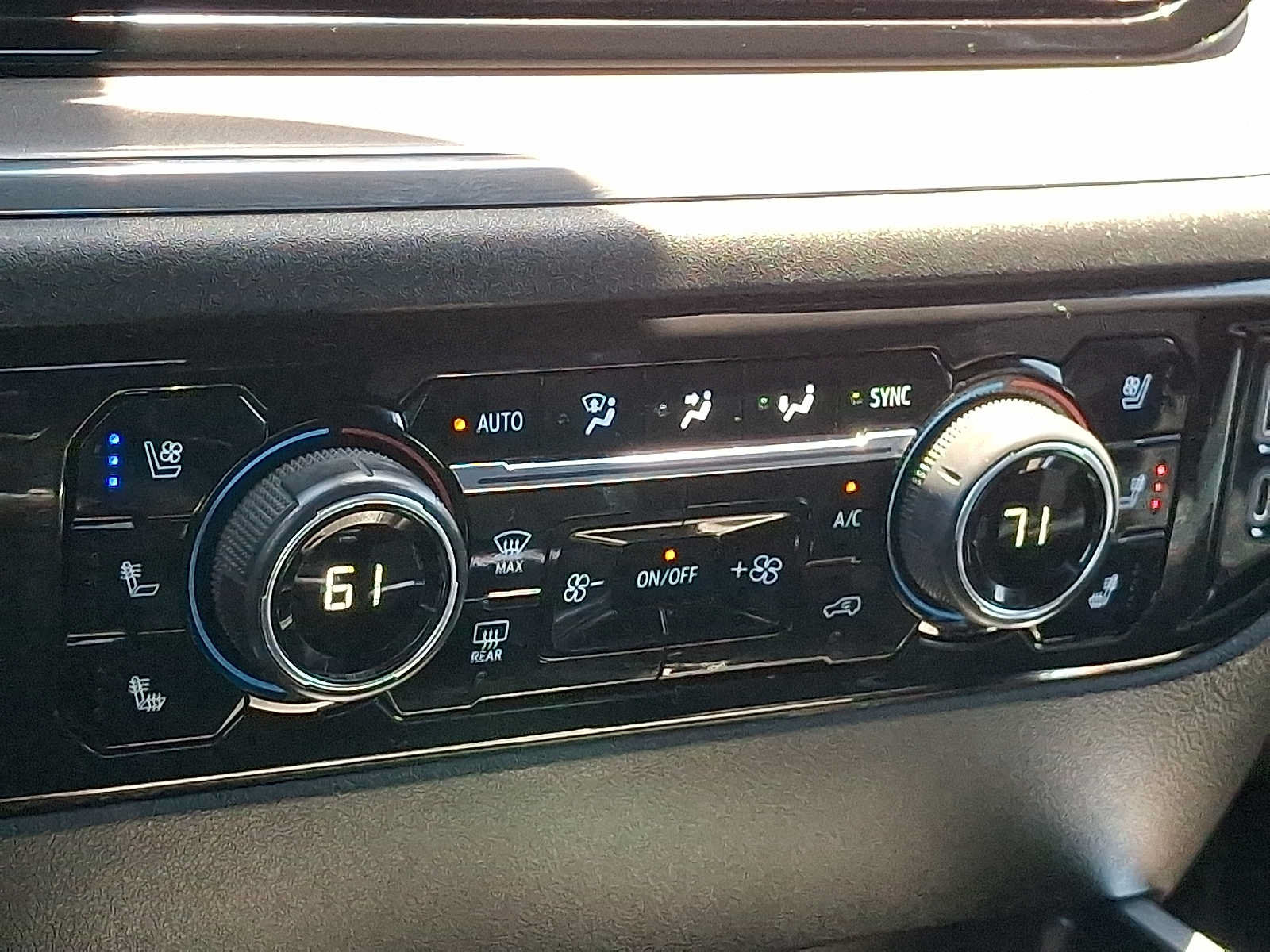 Used 2023 Chevrolet Silverado 1500 High Country w/ High Country Premium Package AWD/4WD image 16