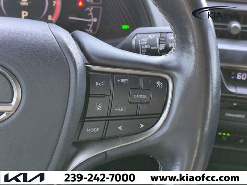 Used 2019 Lexus UX 200 image 25