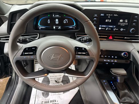 Used 2025 Hyundai Elantra Sport image 8