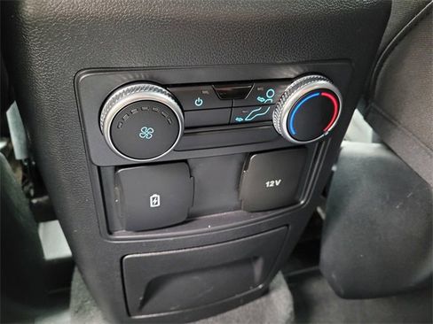 Used 2022 Ford Explorer XLT image 11
