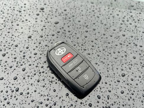 Used 2025 Toyota Camry SE image 33