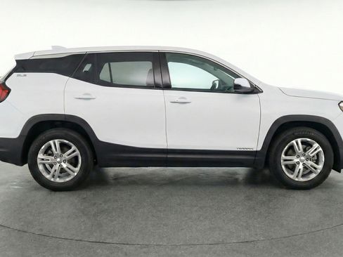 Used 2024 GMC Terrain SLE image 11