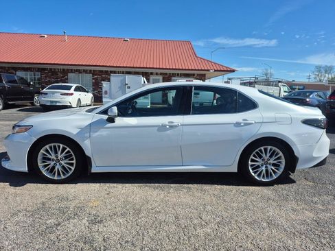 Used 2018 Toyota Camry XLE FWD image 3