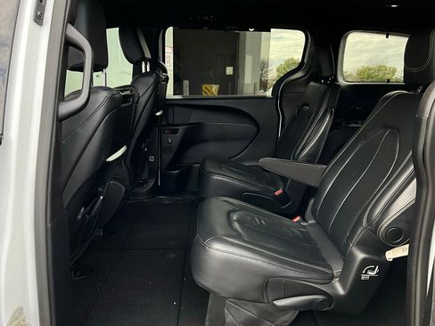 Used 2020 Chrysler Pacifica Touring-L Plus w/ S Appearance Package image 12