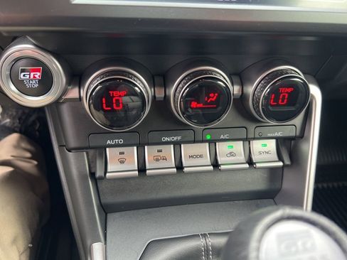 Used 2025 Toyota GR86 Premium w/ Performance Package image 41