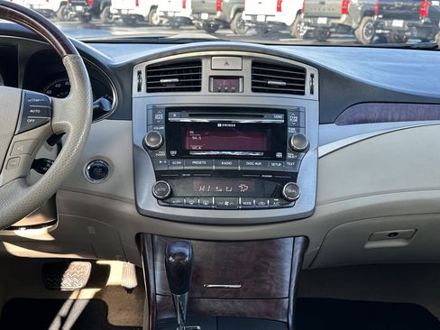 Used 2011 Toyota Avalon Limited image 29