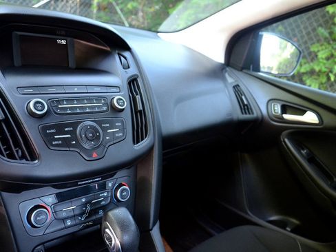 Used 2018 Ford Focus SE w/ SE Appearance Package FWD image 13