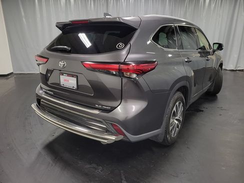 Used 2022 Toyota Highlander XLE AWD/4WD image 8