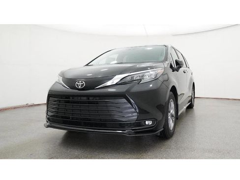 New 2026 Toyota Sienna XLE image 33