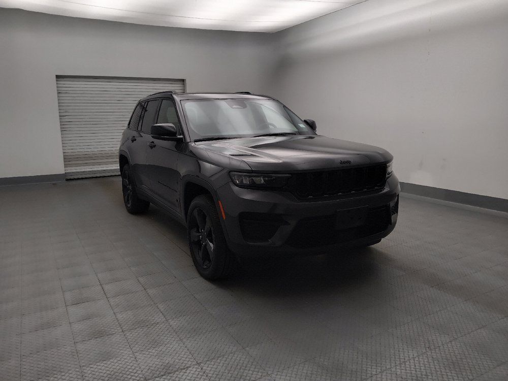 Used 2023 Jeep Grand Cherokee Altitude AWD/4WD image 13