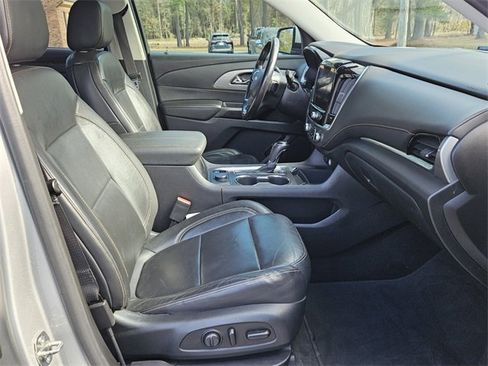 Used 2020 Chevrolet Traverse LT image 16