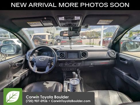 Used 2018 Toyota Tacoma TRD Off-Road w/ Technology Package AWD/4WD image 12