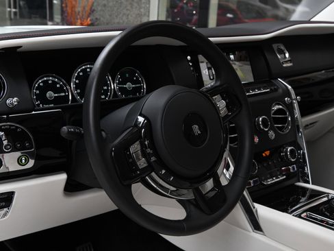 Used 2023 Rolls-Royce Cullinan w/ Cullinan Package image 13