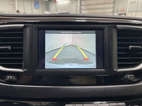 Used 2018 Chrysler Pacifica Touring-L FWD image 21