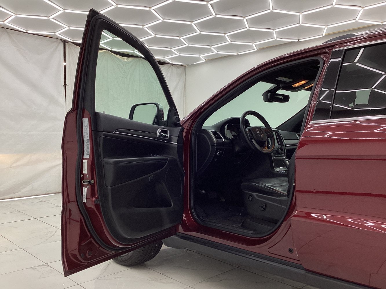 Used 2018 Jeep Grand Cherokee Limited AWD/4WD image 16