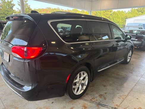 Used 2018 Chrysler Pacifica Touring-L Plus w/ Advanced Safetytec Group FWD image 3