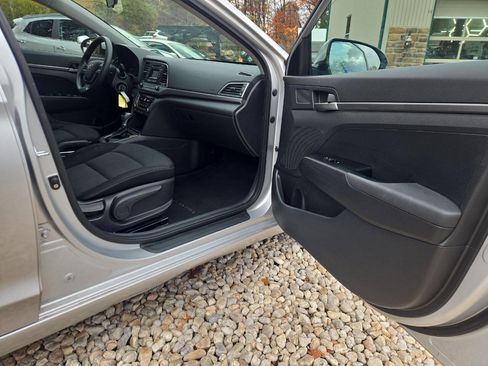 Used 2018 Hyundai Elantra SE image 19