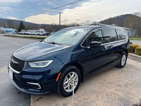 Used 2025 Chrysler Pacifica Select image 3