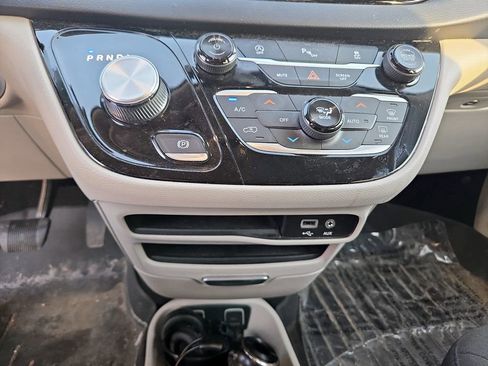 Used 2018 Chrysler Pacifica Touring Plus w/ Tire & Wheel Group FWD image 23