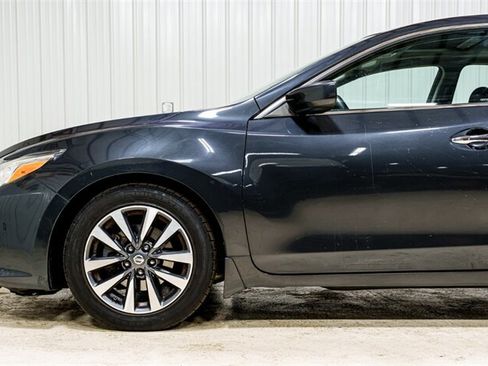 Used 2017 Nissan Altima 2.5 FWD image 3