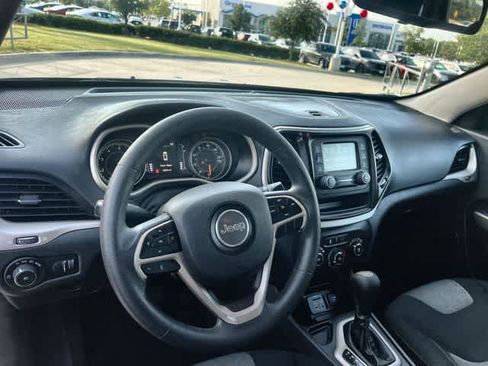 Used 2018 Jeep Cherokee Latitude FWD image 15