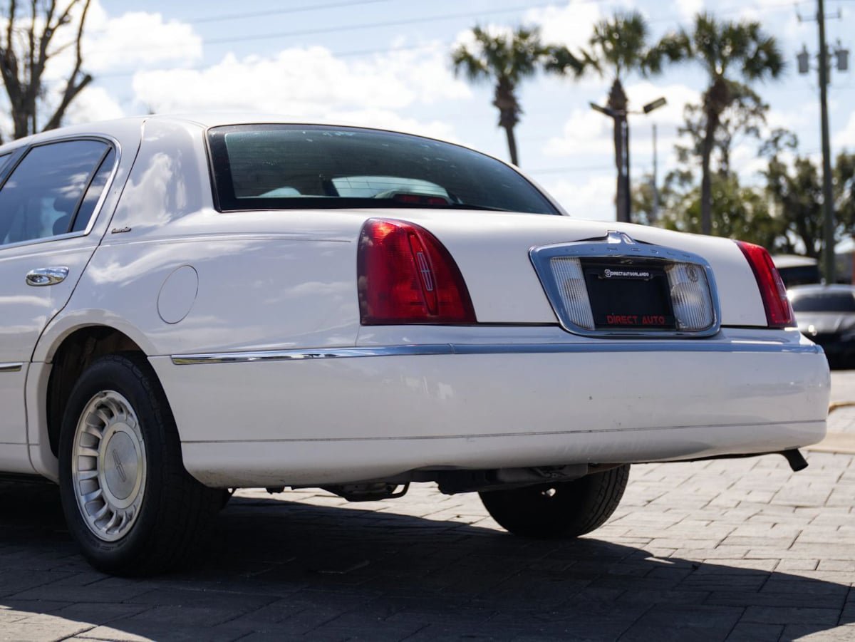 Used 2000 Lincoln Town Car Executive RWD image 11