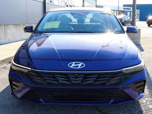 Used 2024 Hyundai Elantra Limited FWD image 2