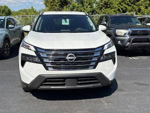 Used 2024 Nissan Rogue SV AWD/4WD image 3