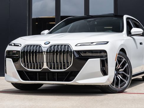 Used 2026 BMW 760i xDrive AWD/4WD image 3
