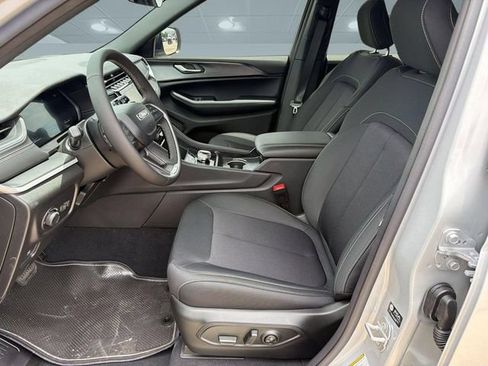 New 2026 Jeep Grand Cherokee Laredo RWD image 5