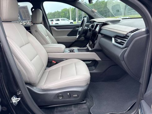 Used 2026 GMC Acadia Elevation w/ Elevation Premium Package FWD image 9