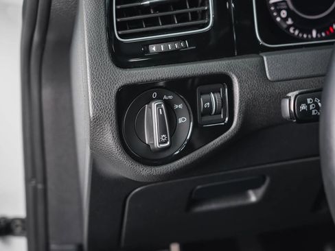 Used 2018 Volkswagen Golf R 4-Door image 39