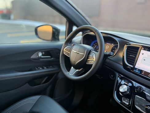 Used 2025 Chrysler Pacifica Select image 13