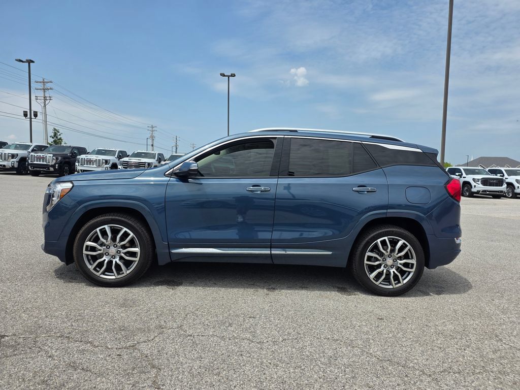 Used 2024 GMC Terrain Denali w/ Denali Premium Package AWD/4WD image 3
