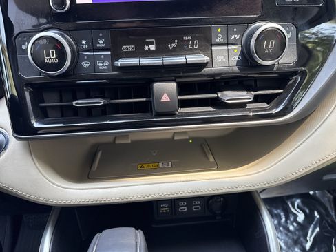 Used 2023 Toyota Highlander XLE FWD image 26