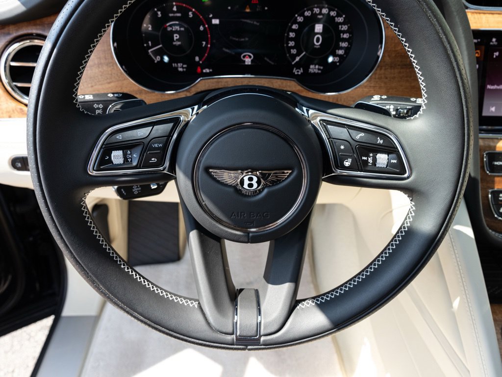 Used 2025 Bentley Bentayga AWD/4WD image 38