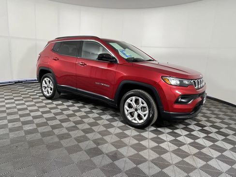Used 2025 Jeep Compass Latitude w/ Sun & Sound Group AWD/4WD image 6